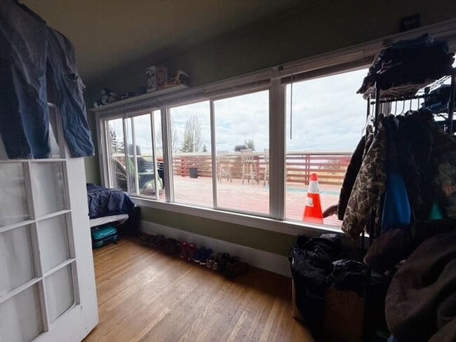 Building Photo - 3 & 4 Bedroom Units Just Steps from WWU