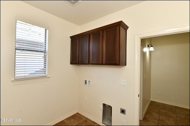Building Photo - 14309 S Cave Ave