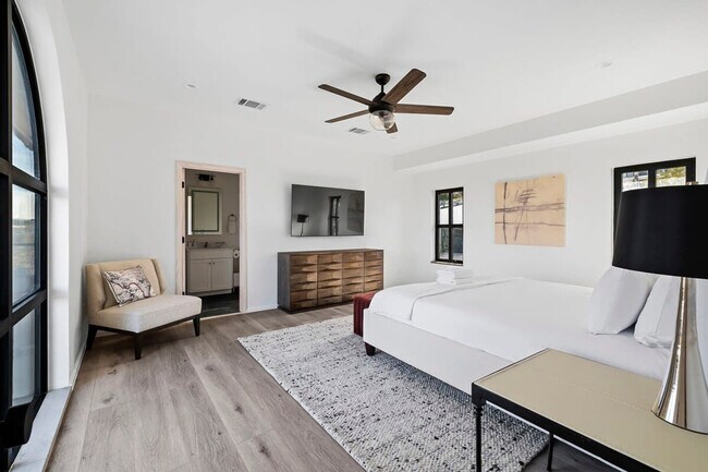 Building Photo - 2701 Bumble Bee Dr