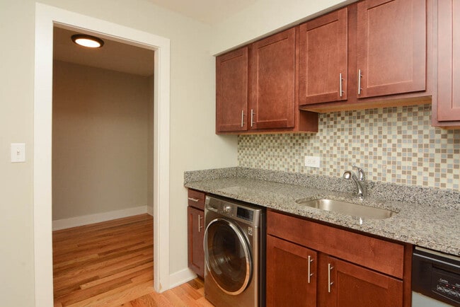 Building Photo - 696 Elm Pl