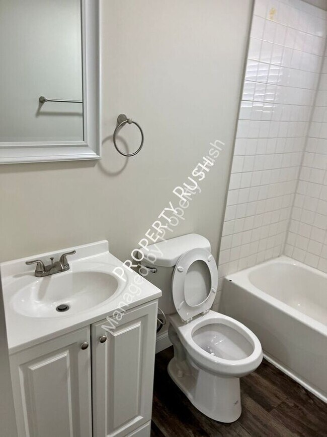 Building Photo - 209 Signal View St