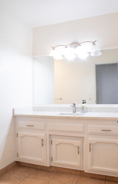Hall bath - 651 Hill St