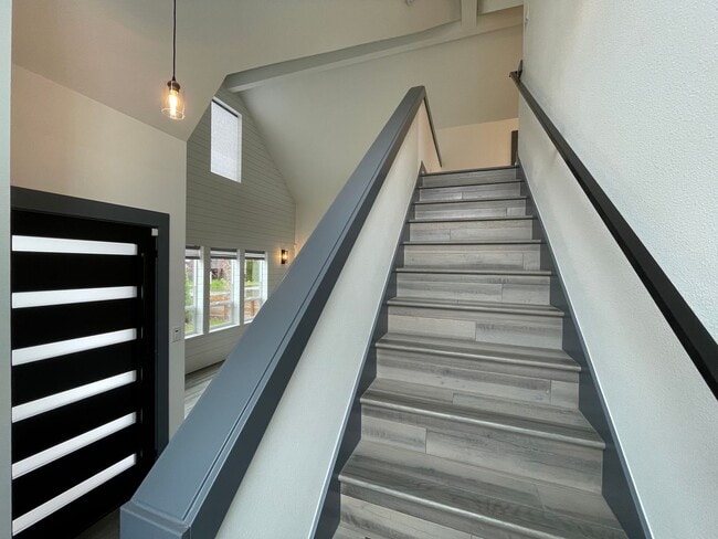 Building Photo - Charming 1Bed 1Bath Modern 2 Story Cottage with Fabulous Updates! Washer & Dryer Hook-ups!