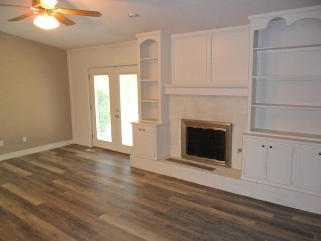 Building Photo - Great Home Close to Campus