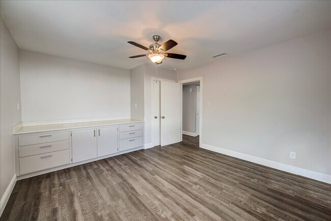 Building Photo - 1701 E Henry Ave