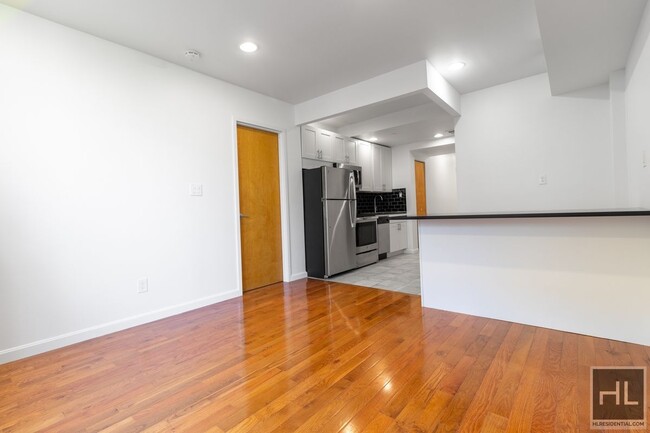 Building Photo - Gorgeous, Contemporary 1 Bedroom in West H...