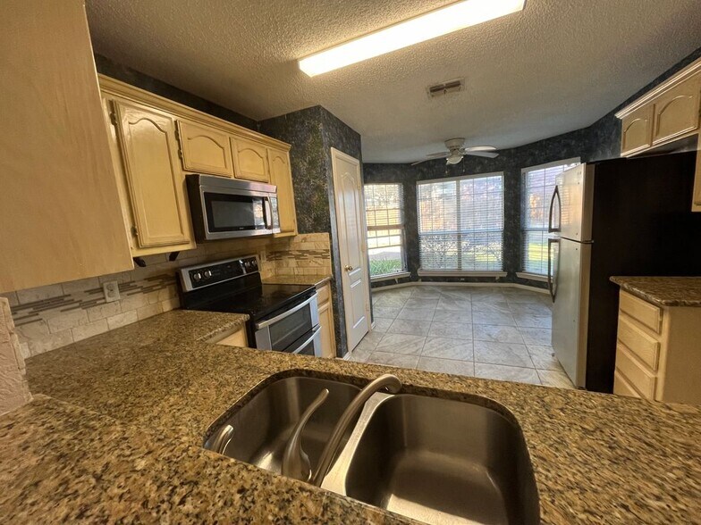 Building Photo - 3051 Renaissance Ct