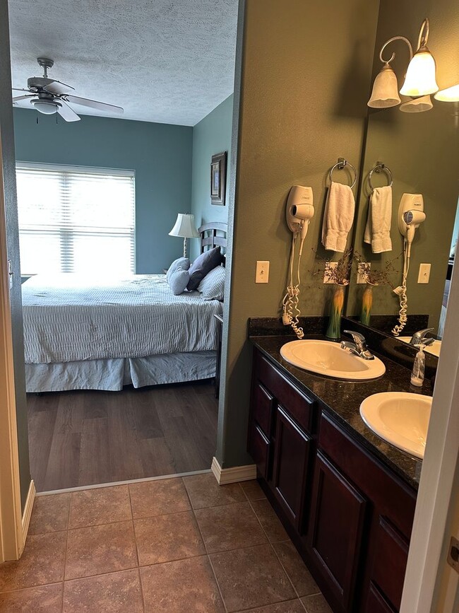 Building Photo - Furnished 2 Bedroom 2 Bath Executive Apart...