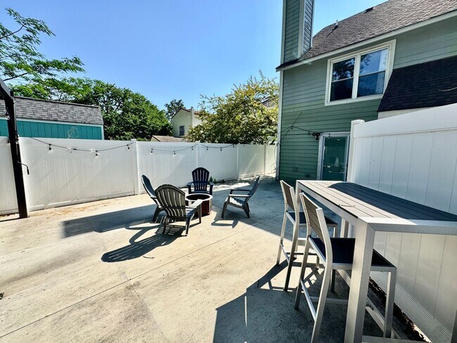 Building Photo - Ready NOW! A Custom Townhouse-Style Duplex Blocks to the Beaches! Fenced Yard - Hot Tub - Pet Fri...