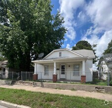 Building Photo - 3 bedroom/1.5 bathroom house