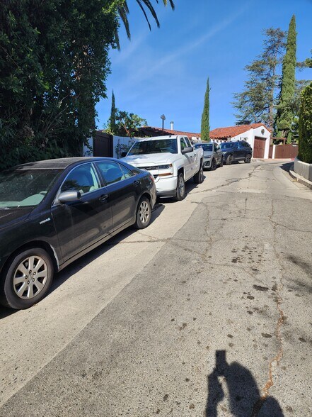Additional no limit street parking (5-6 spaces) - 2635 Hollyridge Dr