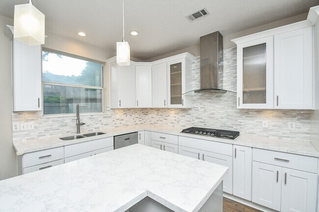 Building Photo - 215 Windrift Ct