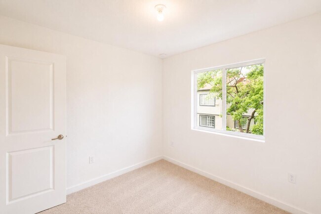 Building Photo - 5085 SW 37th St