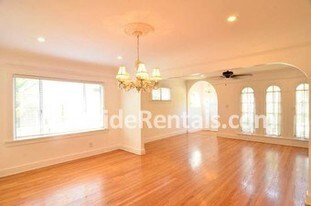 Building Photo - 1020 Havenhurst Dr