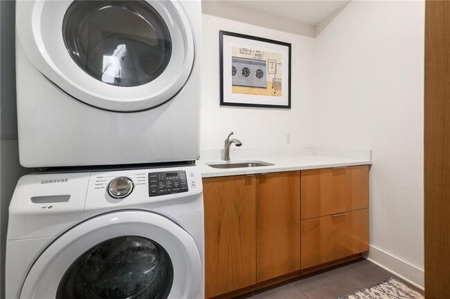 Building Photo - 7813 Mullen Dr