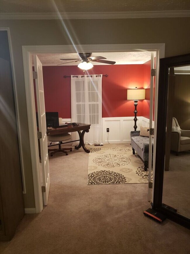 Building Photo - Charming 3-Bedroom, 2.5 Bath SFH with Fron...