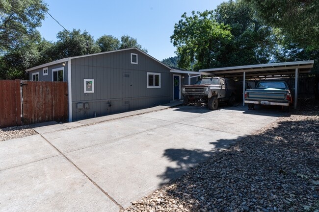 Building Photo - 300 IOLI Ranch Cir