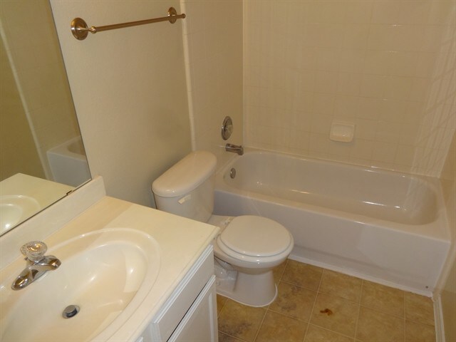 Building Photo - 210 Hilltop Dr