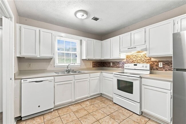 Building Photo - 136 Sterling Ct