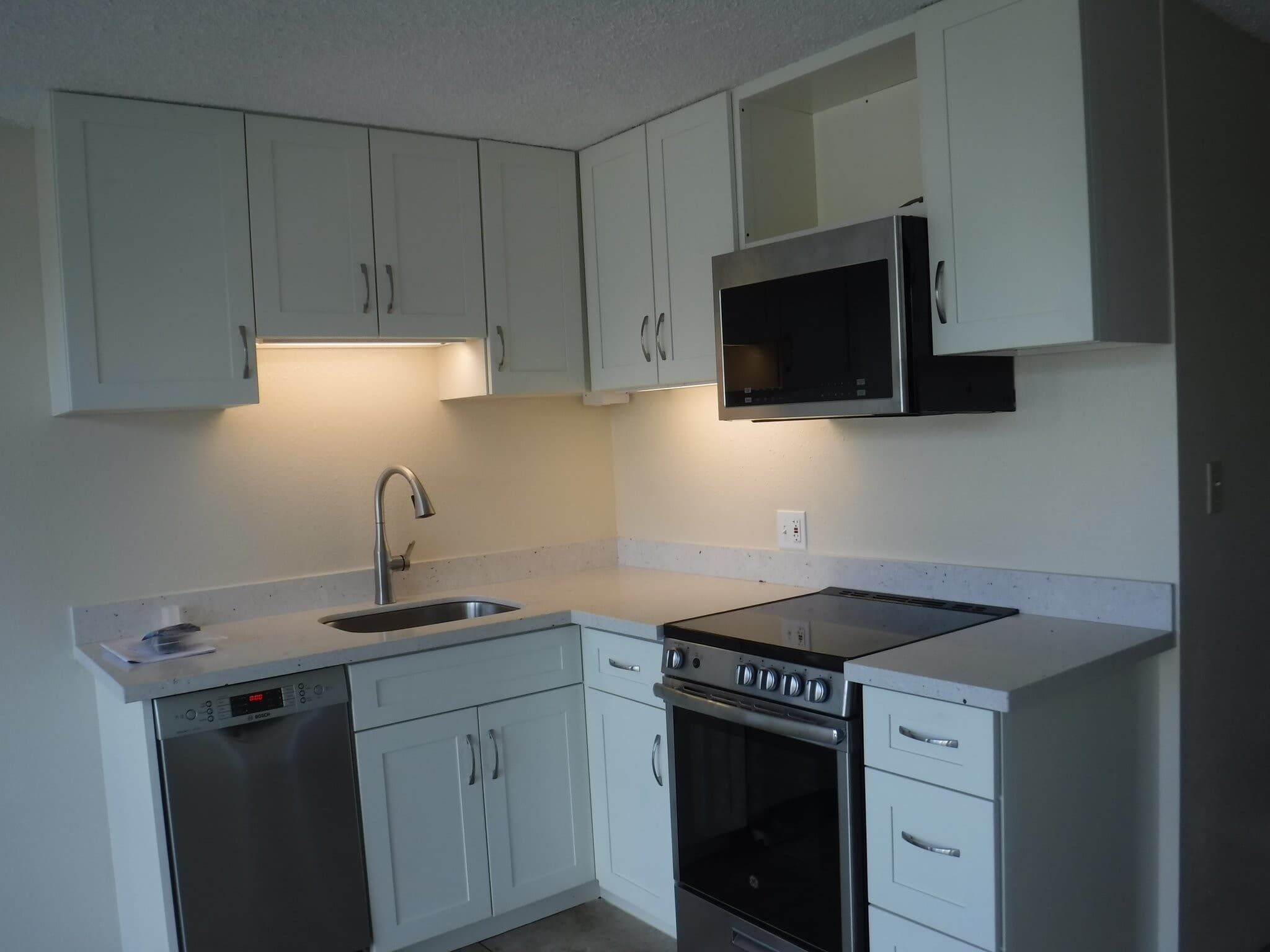 Building Photo - 2211 Ala Wai Blvd