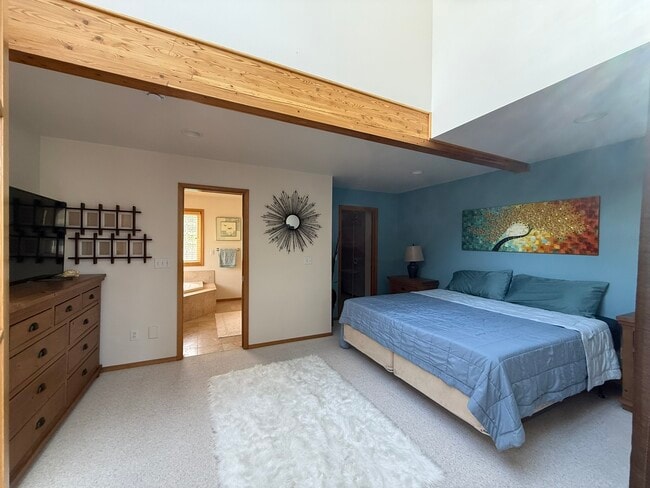 Building Photo - 432 Lakeview Dr