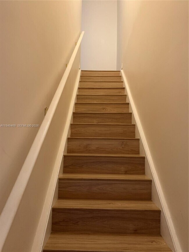 Building Photo - 3338 Lakeside Dr