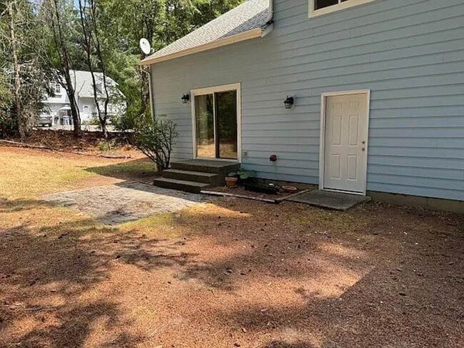 Building Photo - Spacious 2 Bedroom Duplex with Cozy Features