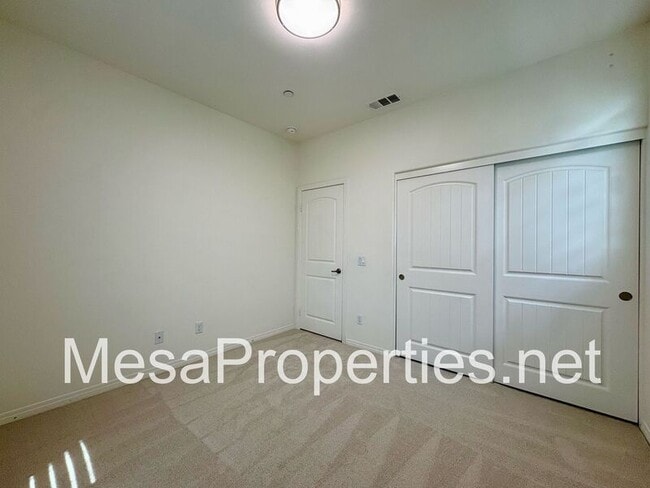 Building Photo - 3244 E Yellowstone Dr