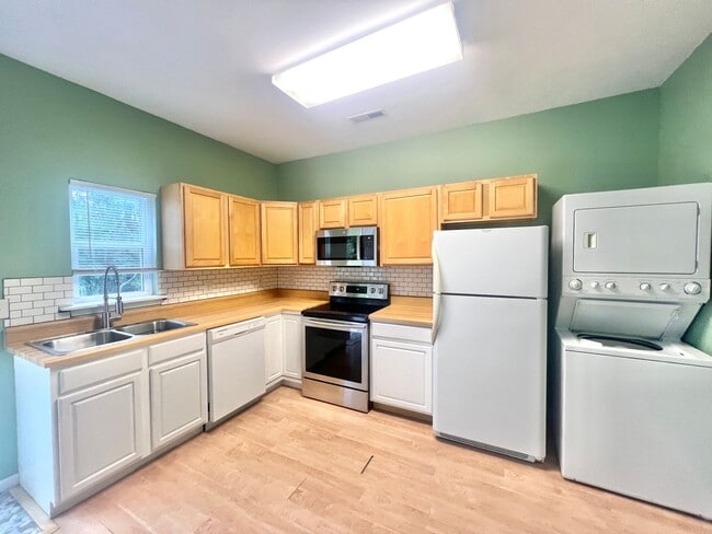 Building Photo - "THE TREE HOUSE" 1BR house/ 1 mile to UNCW...