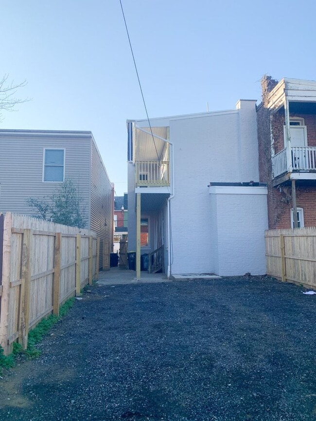 Building Photo - 617 E Chestnut St