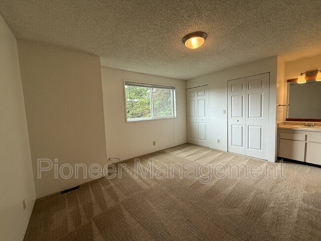 Building Photo - 1415 E 38th Ave
