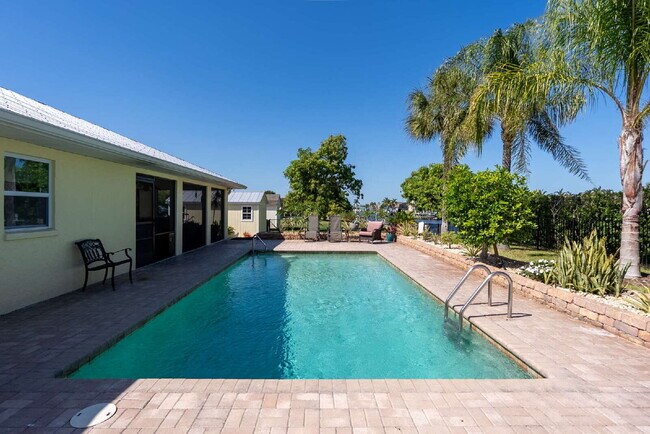 Building Photo - "Spacious 3-Bed Sanctuary with 3.5 Baths in Charming Port Charlotte!"