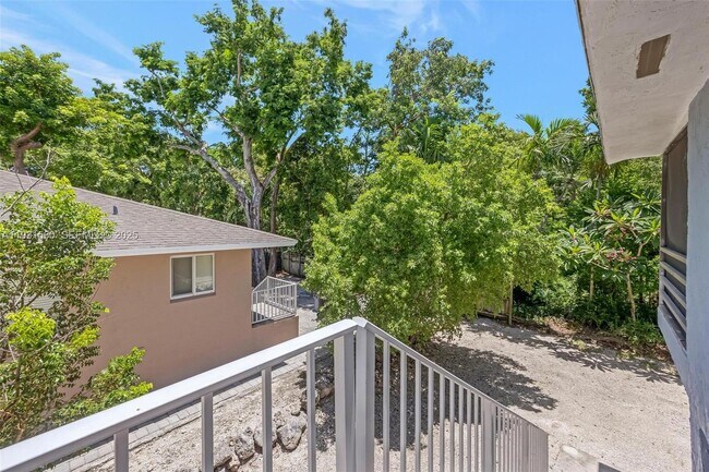 Building Photo - 139 N Bay Harbor Dr