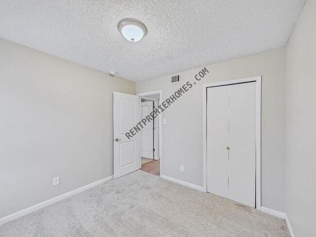 Building Photo - 20 Fox Den Ct