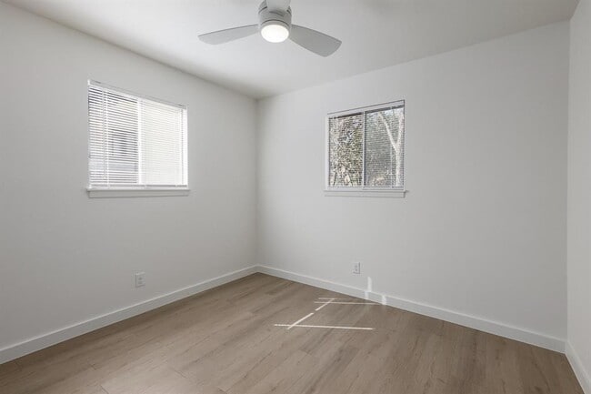 Building Photo - 902 Jessie St