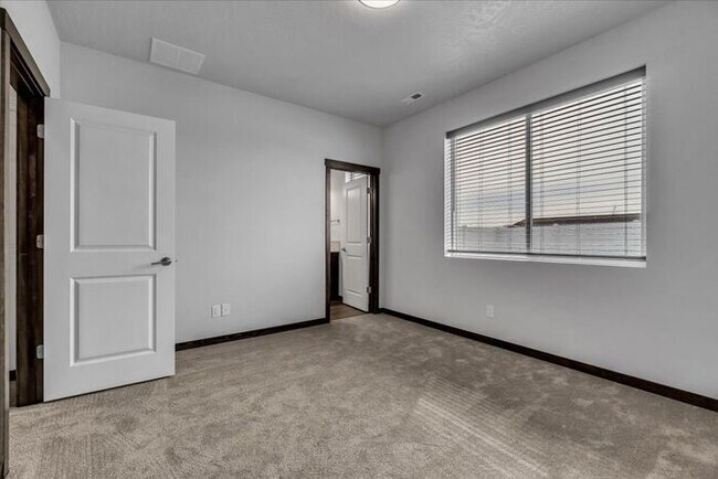Building Photo - Charming 3 Bed and 2 Bath Home