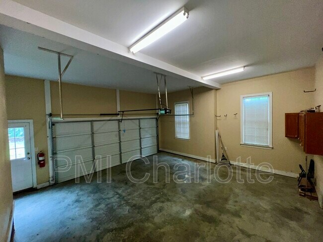 Building Photo - 4432 Shannamara Dr