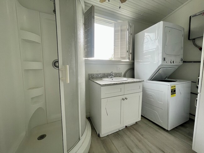 Building Photo - AVAILABLE JUNE 2026 Stunning 3 bed/2 bath ...