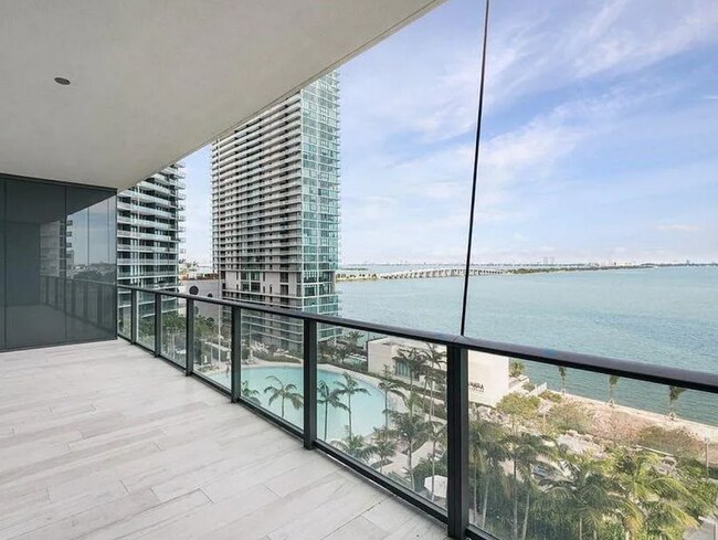 Building Photo - 480 NE 31st St