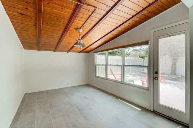Building Photo - 2/1 Ormond Beachside Bungalow