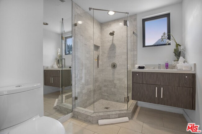 Building Photo - 2260 Maravilla Dr