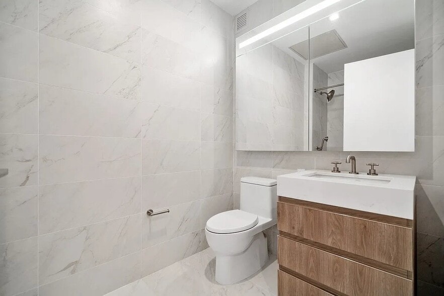 Building Photo - 200 E 23rd St