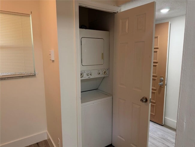 Building Photo - 2700 Coral Springs Dr