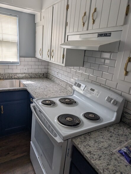 Building Photo - 1196 McArthur Dr