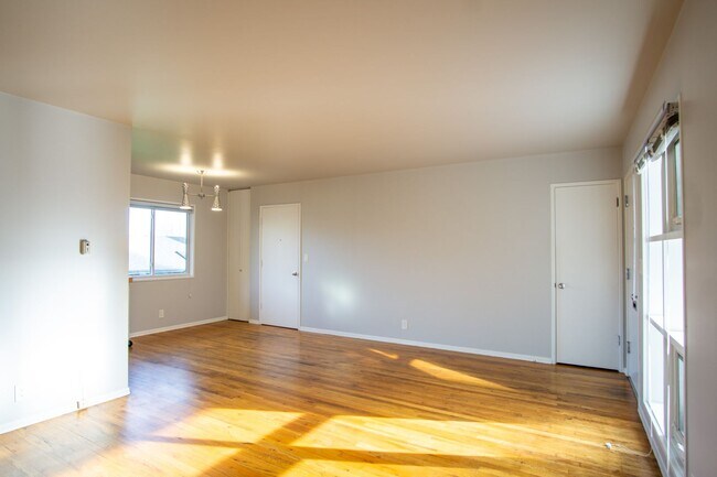 Building Photo - FOUR WEEKS FREE! Renovated Mid-Century 2Bdr w/Hardwoods, Dishwasher + Pets OK