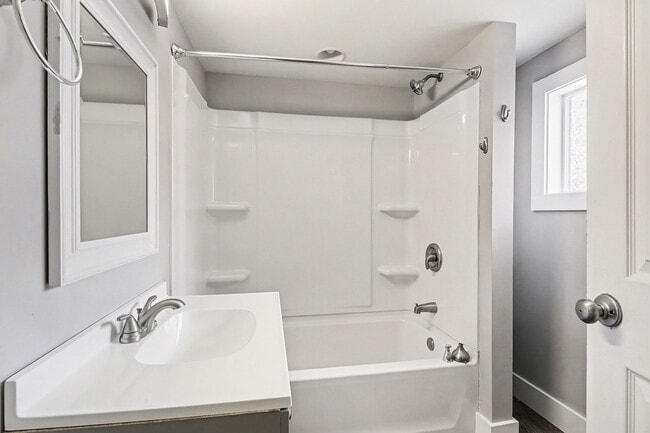 Building Photo - 417 E Maple Ave