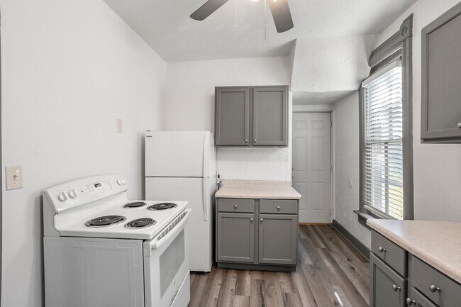 Building Photo - 1400 Knapp St