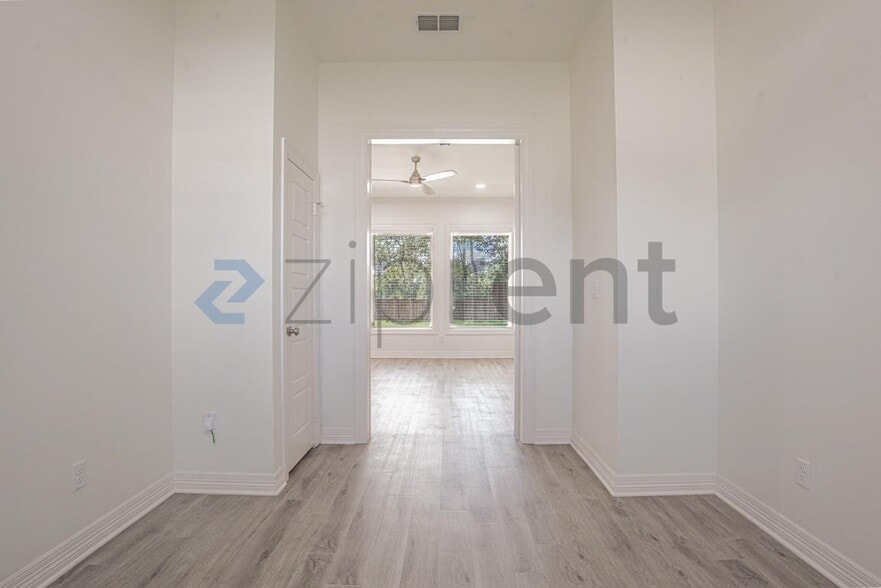 Building Photo - Unit