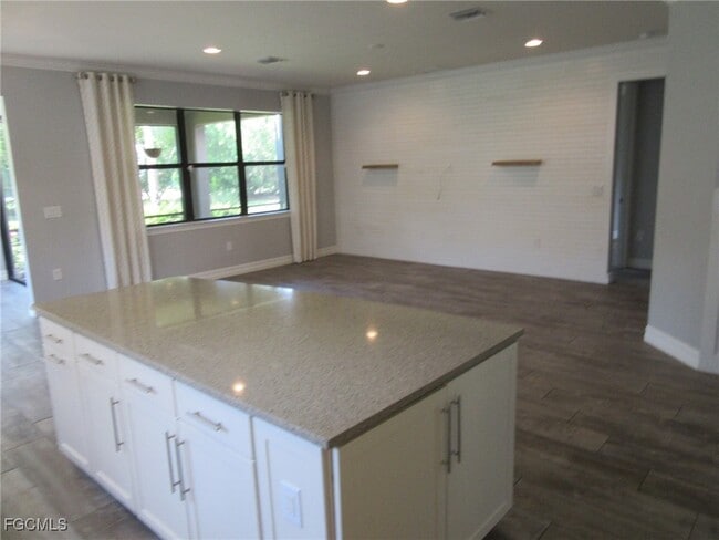 Building Photo - 14589 Laguna Dr