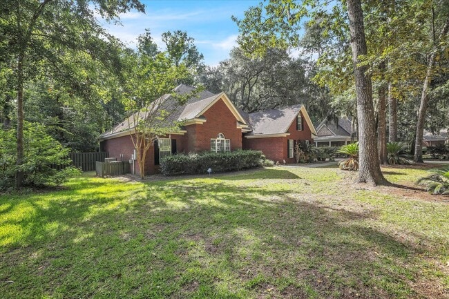 Building Photo - Stunning all-brick home on a large wooded lot